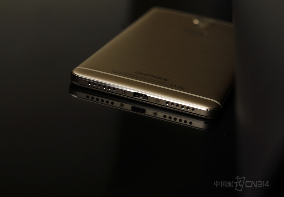 �ײ��߿���USB���ݽӿں�������䣬��ͱȽϴ����ˡ�