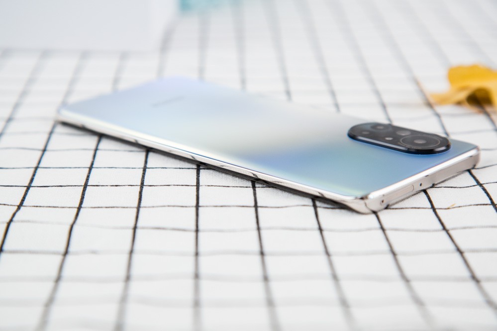 ҫV40ݰϣܿ5GʱϡȱļԪءױ֪Ȼᱡ̶ȣ5GֻΪģ顢صԭ򲻶صĻҫV40ݰ169gԼ7.64mmĻȣǷǳᱡġ