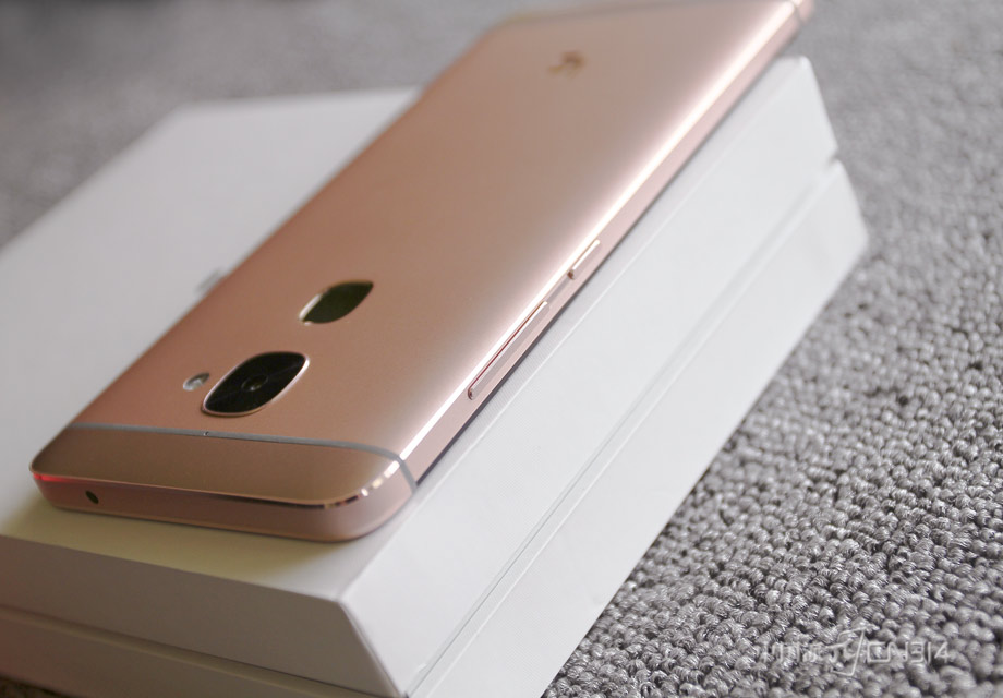 ���а�����������ڻ����Ҳ࣬����ӭ���˹��˵�ʹ��ϰ�ߡ�