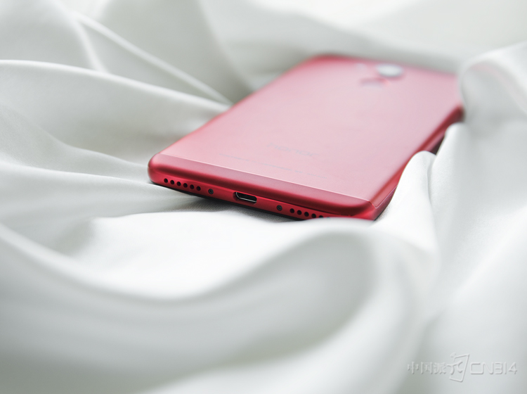 �����ײ�������ѭ�˶Գ����������Ų�����ǿ��֢�û��е����ܣ�3.5mm�����ӿ�������˻���������ͬʱ������Micro USB�ӿ���ƣ�����������Я��������Ҳ���Ầ���ˡ�