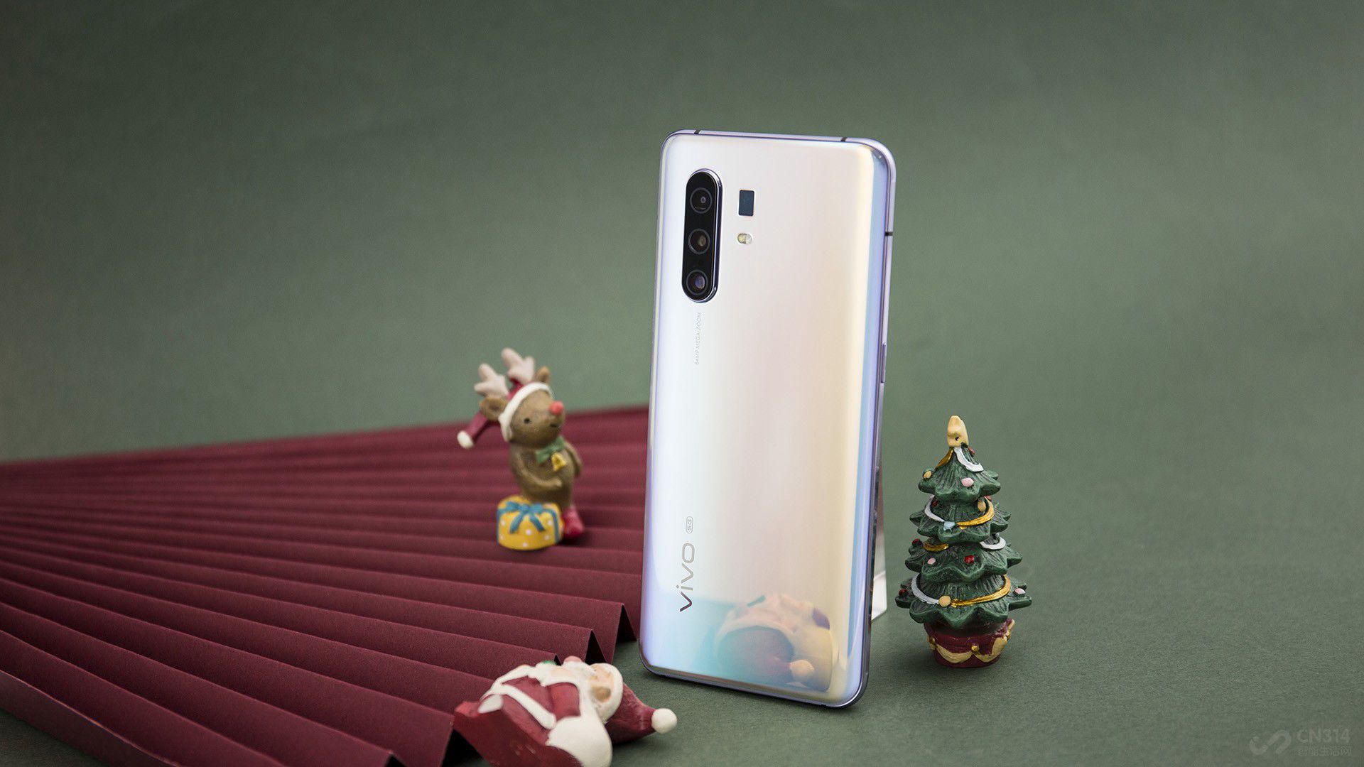 ���������ϣ�vivo X30 Pro��ӵ��112�㳬����Ұ�ĳ���Ǿ�ͷ��������Ұ��һ���õ�������2.5cm����΢����Խ�����ؼ�¼΢�����硣����ͼ�����ϣ�X30 Pro�����Եز�����ȫ���ָ����ʵ�ָ����µ�ͼƬ������