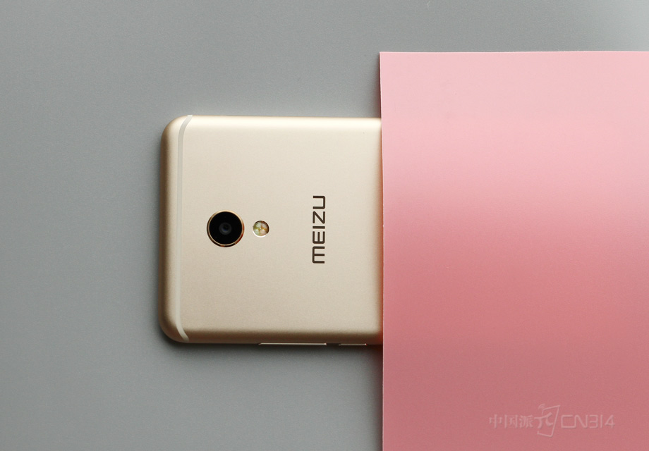 ��������������ͬ����׷���¶Գƣ����ᶨ�Ƶ�1200������IMX386 CMOS��ͷ�£���һ��˫������ƺ�Ʒ��Logo��