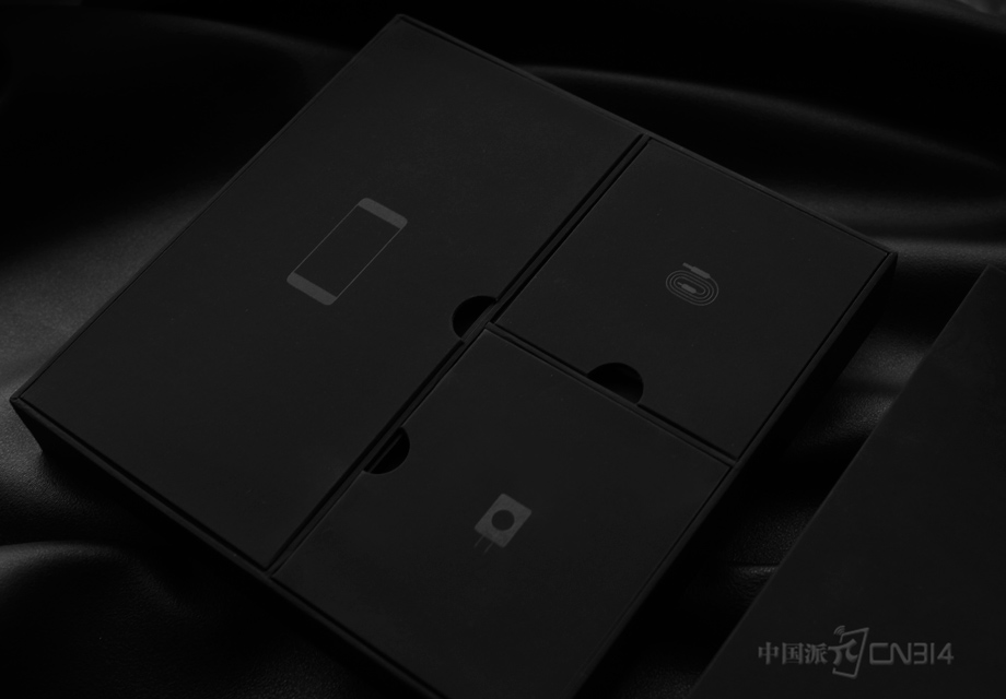 Smartisan M1�İ�װ��Ȼ��ȡ�����ķ��������ͣ���ʧ��������ʱ�иС���װ�����Ϸ�����һ����д�ġ�M������־��Smartisan M1�����ݣ�͹���˼�Լ�硣Smartisan M1��ɫ��װ���������ĵı�ע��Ʒ��Logo���ײ�Ϊ��Ʒ���ܡ�����������װ��Ȼ�����������ķ��