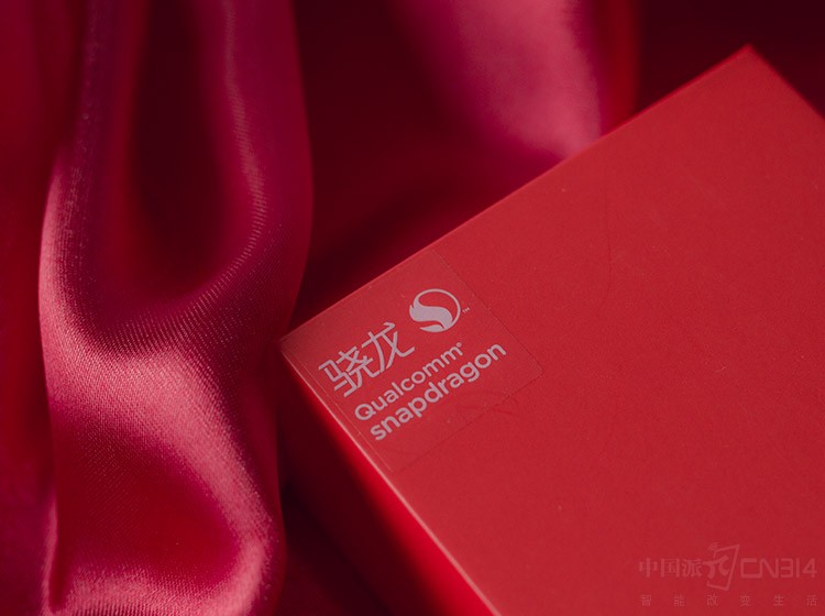 ���Ͻ����Ǹ�ͨ������logo�������Ÿû�����������������������660AIE����˵����һ������U���ˣ�Ҳ������ĿǰΪֹ��ɹ��ĵĴ�����֮һ�����ܶ�2000Ԫ�ڵ��ֻ��㷺���á���4��2.2GHz����+4��1.8GHz����+Adreno512 GPU������ǿ�������ܣ�����14nm�Ƴ�Ҳӵ��׿Խ�Ĺ��Ŀ����������������˸�ͨAIE����ļ��룬�û���ʵ������������淨������˵AI������AI���ա�AI����ȵȡ�