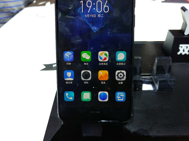 YOTA3Ϊ�˼��������û��Ķ�����YOTA3�ڻ��ۡ����ܵȱ����ϳ�Խ�����ڵ�ͬ���豸��ʡ�����������ϣ����Ǳ���ͨ�ֻ�����50%��