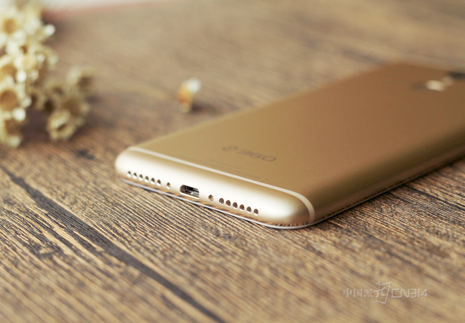 �ײ��߿���USB���ݽӿں����죬�ǳ������Ľ���������ơ�