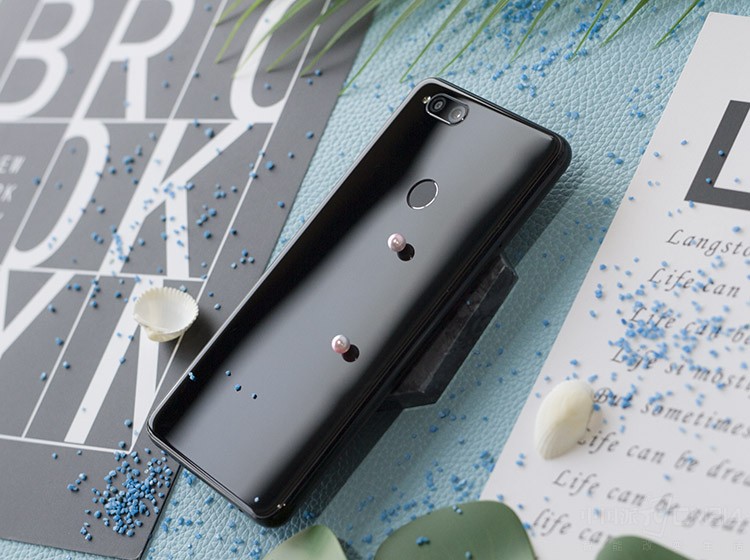 �ֻ������������2.5D���沣�����Ӳ�������ȥ������������Ӫ�����ӰЧ�������ֻ�������и��㡣�����õ��Ļ�Ӱ��ɫ��Ȼһ�壬����������ɫ���Ө���󣬺ͽ�����ȣ����Ÿ�Ϊ���ʵĴ��У�