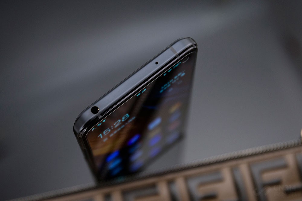 �����Ŀ�����ʵ��ûʲô�����ڲ��ٲ����������е�������ͷ��ƣ����iQOO 3�ġ�ͷ�������Ե÷ǳ�ƽ̹�ˣ�����ʰ����˷�֮�����3.5mm�����ף�Ҳ���ò�˵iQOO�����Ǻ����ģ�һֱ�����Ŵ�ͳ�Ķ����ף�����Ҹ����ѡ��