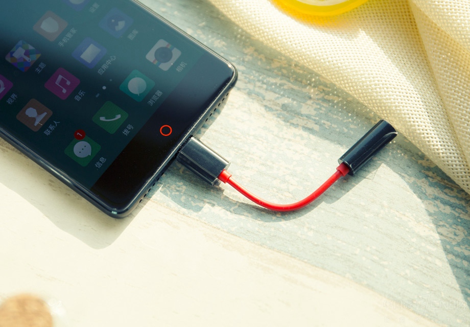 �͵��´�����콢�ֻ�һ����Ŭ����Z17ȡ����3.5mm�����ӿڣ�ӵ���˸��õĻ���һ�廯���С�