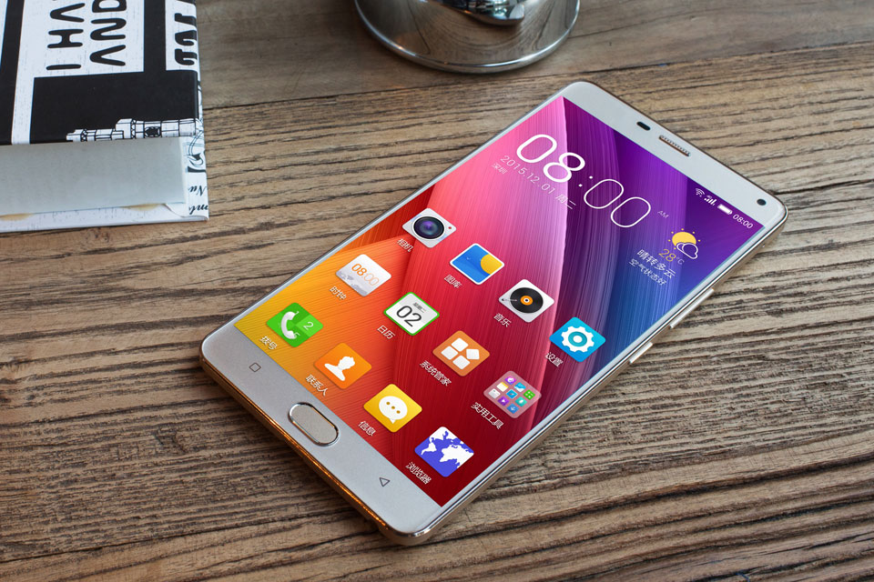 ����M5 Plus���ý���������ƣ���Ƹ�Ϊʱ�У�����M5 Plus�����ߴ�Ϊ160.9mm �� 81.2mm �� 8.4mm���䱸6Ӣ����Ļ��Ϊ�䱸5020mAh����ṩ�㹻�Ŀռ䡣