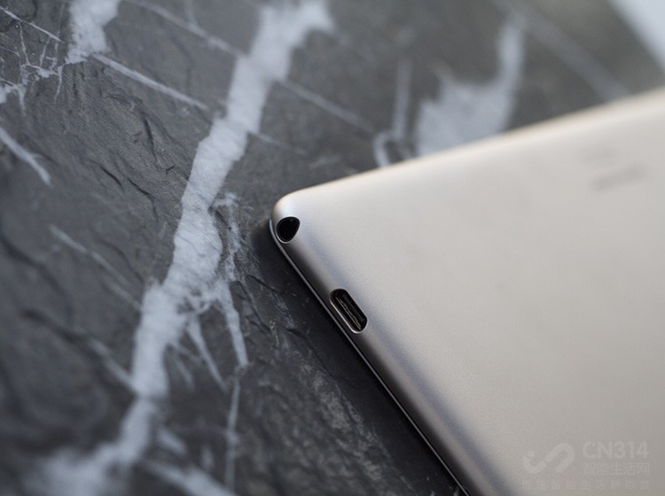 �����м��õ����Ч��֮�⣬��ΪM5�ഺ�滹������3.5mm�Ķ����ӿڣ��Ա���ĳЩ���ⳡ����ʹ�ö��������������Դ�е�������