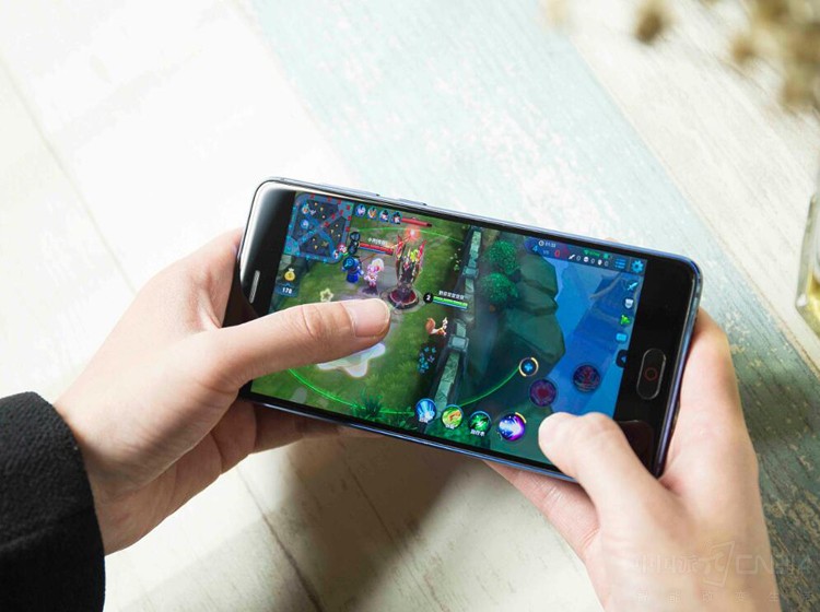 ����Ƕ��ܿ��صġ�����С��������ֻ��ı���Ҳ�����㡣������Ļ��ť���ٿص�����Ϳ�ʼ�ͷż��ܣ�ͬ���Էǳ��ߣ�û�г���ĳЩ�ֻ��е��ӳ����⡣