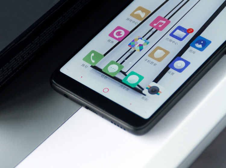 Ϊ�˽�ʡ����ռ䣬Ŭ���ǵı�־��С�����Z18mini������Ϊ���ⰴ����