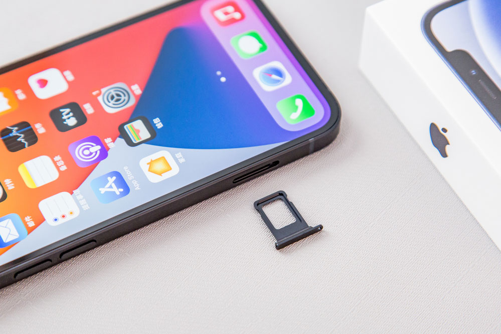 iPhone 12֧��˫��˫�������ڹ����û���˵�������ǱȽϷ���ĵط���ֻ�����źš���������ʵ�ʵ�ʹ�����������ȷʵ��̫���롣iPhone 12ϵ����Ȼ�ų�֧�ֵ�5GƵ����࣬�������ܴ����ź���ã������������