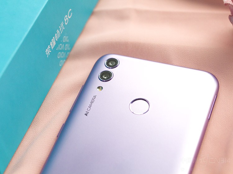 ��������ͷͬ����������������һ������Ϊ1300�����ص�˫����ͷ����AI��ӵĸ����£������ǲ����������յġ�С�ס�Ҳ���ĳ������ʵ���Ƭ��