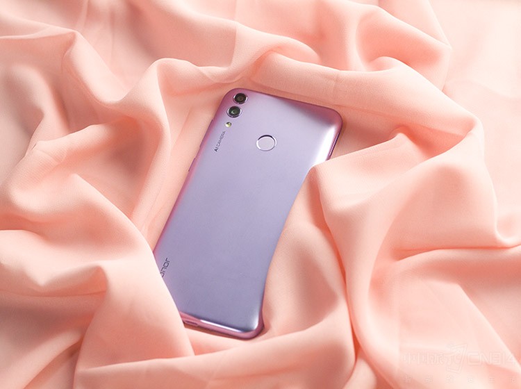 ��ҫ����8C����ֵ��ͬ������ֻ���������ڵ���һ�࣬�����˺����ġ���Ѭɫ���Ź����������3Dӡˢ�����Լ����׼��Ź�������ƣ�ʹ�û������ֳ���ǿ�Ĺ�ӰЧ����