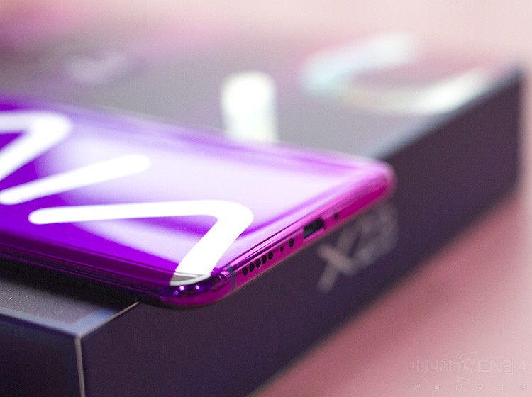 �������棬 vivo X23����3400mAh���أ���֧��ȫ�����似����10V/2.25A�İ�ѹ���䷽������ٶȷǳ��죬����ʹ�������ֻ��Ĺ��̸����ġ�