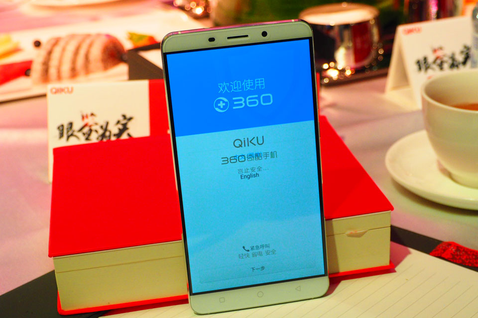 ����ֻ��콢����õ���6Ӣ��1080p�����������г��ߵ���ռ���Լ���ɫ����ʾЧ������Ļ��󵫲��Ե�ӷ�ף�������iPhone 5.5��Ļ�����С��¡�