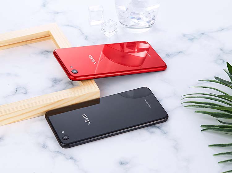 ��Ϊȫ������ǰ�塢����TOP3���ֻ����̣�vivo��Ʒ���ȶ�һֱ�Ӹ߲��£���Ծ�ڸ�����ҵ֮�䡣������Ϊ2018���籭�������Ƶ�vivo X21ϵ�У����������������ˮ���ȫ�������콢��vivo���ڲ�Ʒ��������û������������������������������̵�ӡ��