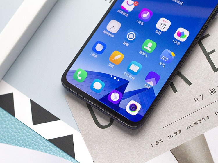 12/13vivo x23的四边宽度并不均等.其顶部边框宽度为