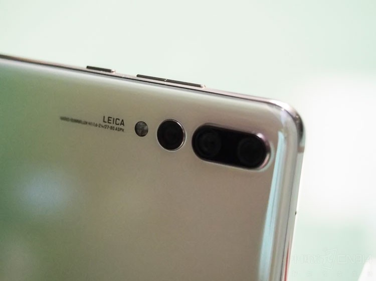 ��ΪP20 Pro������Ӱ�����״��䱸�����⿨����ͷ��ӵ��4000���ɫ+2000��ڰ�+800�򳤽�����ͷ��ϣ�����ƥ���˸ߴ�ISO 102400�ĸй�ȡ�1/1.7Ӣ��й������������ʹ�ð���������Ӵ��ݡ�