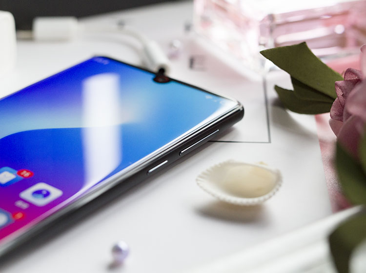 四曲面通透玻璃!努比亚Z18极夜黑图赏