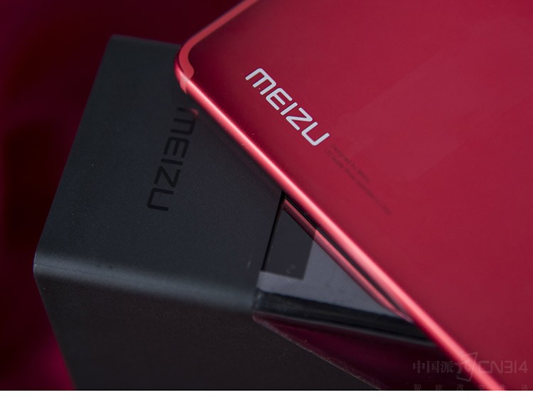 �����������ֻ����������˱�Ե������Ҳ������һ������ɫ����ȫû��ͻأ�У�LOGOҲΪ�˻������Ӧ��ֱ�������˻������¡�