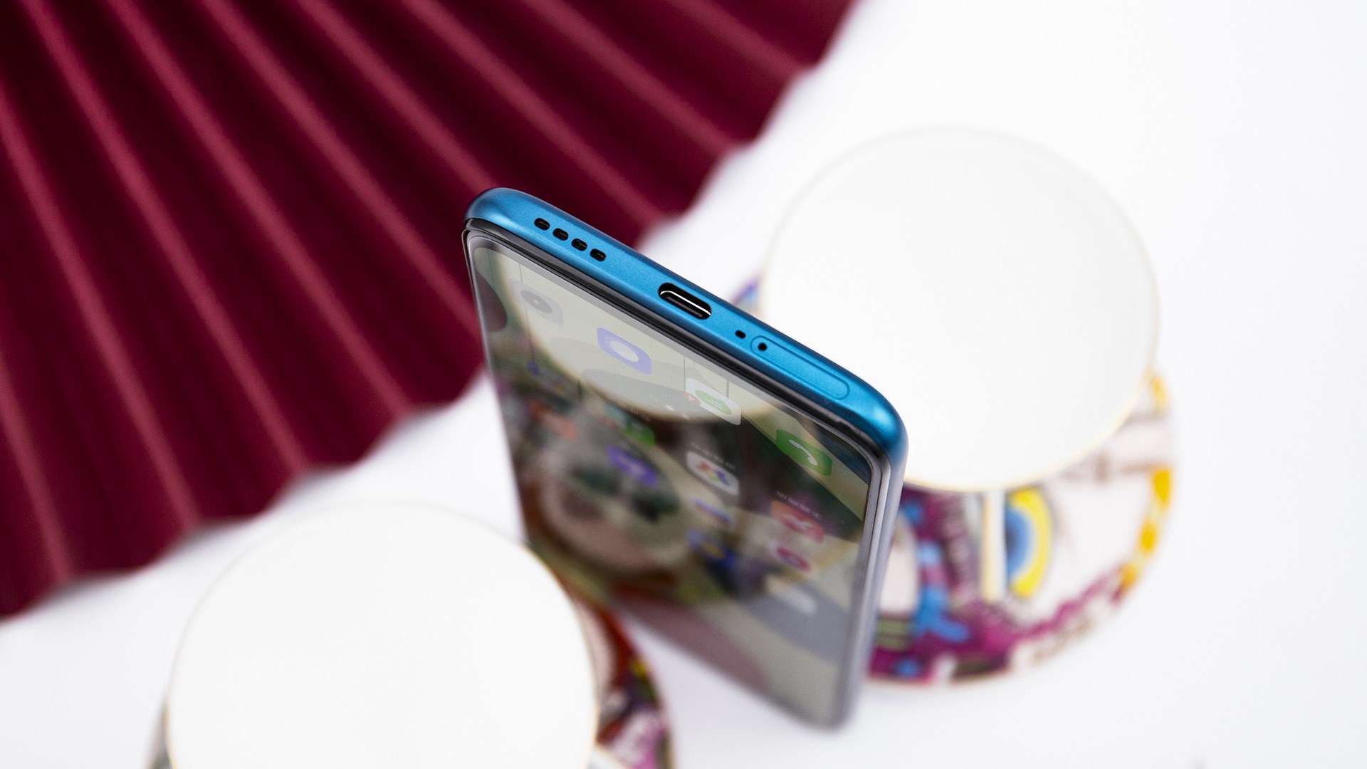 �����ж��صİ�����ƣ��Ҳ��䱸�˽�����˷磬�ײ��ֱ�Ϊ��������֧��30W����Type-C�ӿڡ�����˷��Լ�SIM���ۡ���˷���������ø��ӱ�Բ�������û����õ�������SIM�������𣬷�ֹ��塣