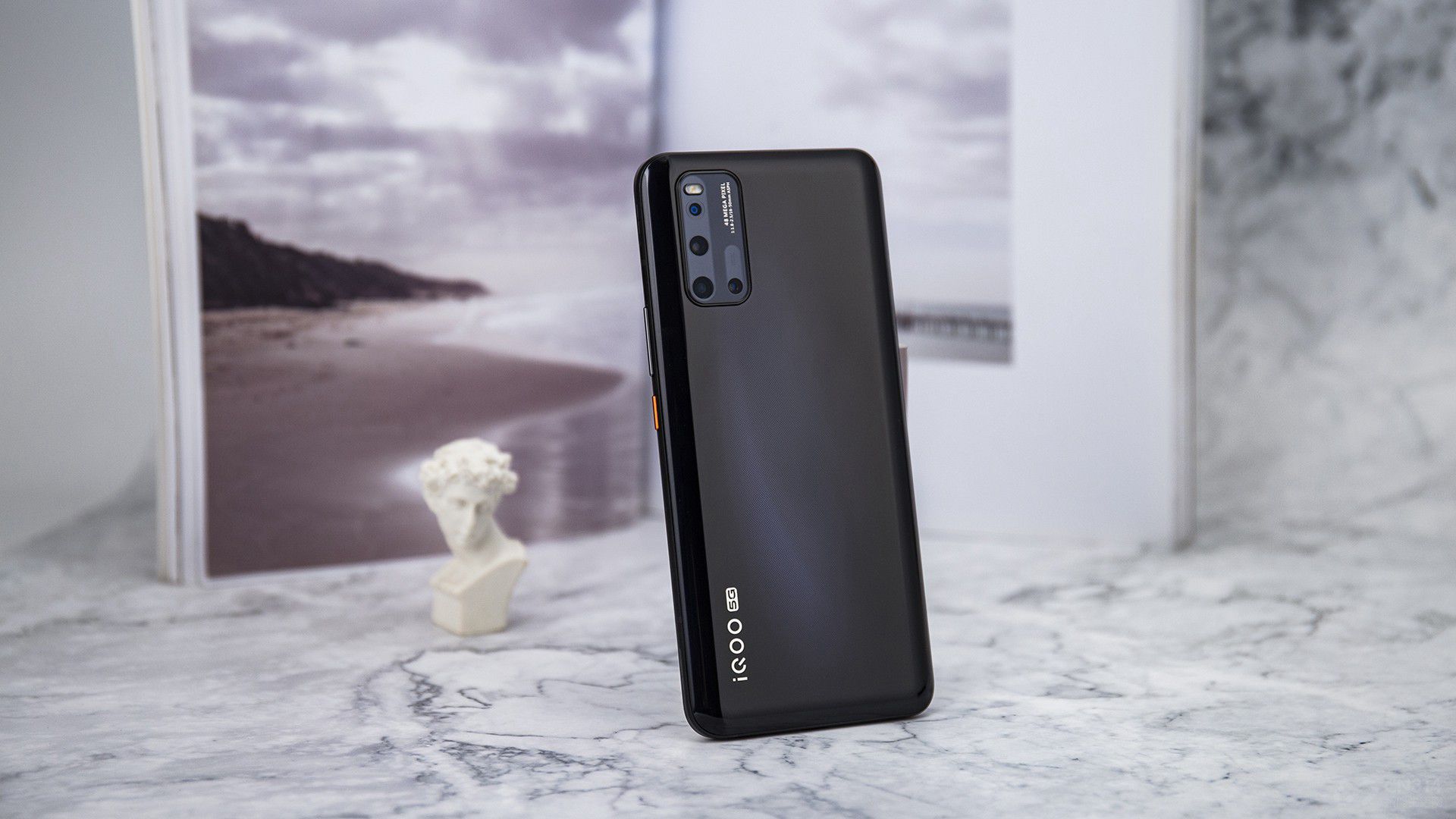 iQOO 3��ֵ��һ��ľ������������ˣ�����ظ�ͨ����865�콢ƽ̨�����ǰ������������25%��ͬʱ�����Ļ�������30%��ȫϵ�䱸LPDDR5�ڴ漰UFS 3.1���棬�û����׷�Multi-Turbo �����ּ��ټ���3.0���ۺ�����ֱ�ӵǶ�����������ϣ�iQOO 3ȫϵ����4440����ʱ��غ� 55W �������䣬15���ӾͿɻ�Ѫ50%��