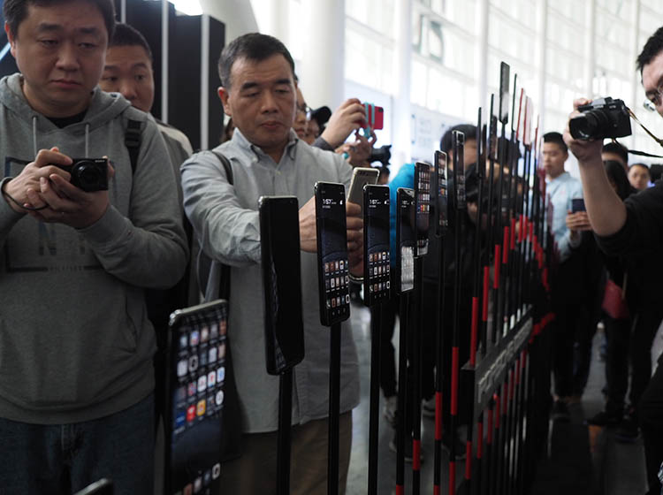 4 ��12 �գ���Ϊ���Ϻ��ٿ� 2018 ��Ϊ������Ʒ����ʢ������ʱ����ΪP20 ϵ�С���ʱ�ݰ�Mate RSҲ��������������߼����ˡ����������߾�Ϊ��Ҵ�����ΪP20 Proӣ�۽���ֳ�ͼ�ͣ��������ܷ��õ���ɣ�