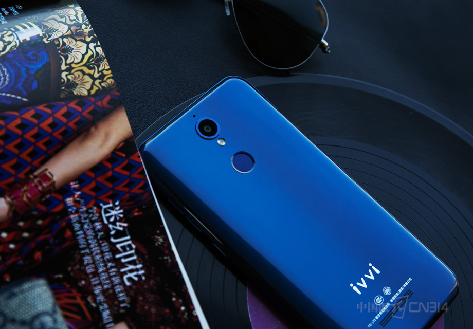 �ֻ��䱸ǰ��800�����ؾ�ͷ�ͺ���1300�����صľ�ͷ��ϣ�֧��ָ��ʶ��˫��˫����ȫ��ͨ��ʽ��