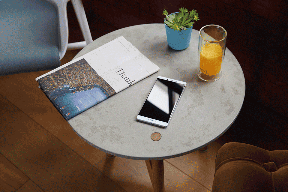 ȫ����������OPPO R7 Plusӵ��6Ӣ�糬��2.5D��������������ó�խ�߿���ƣ���ռ�ȸߴ�80%�������ߴ���Ƶúܺ�