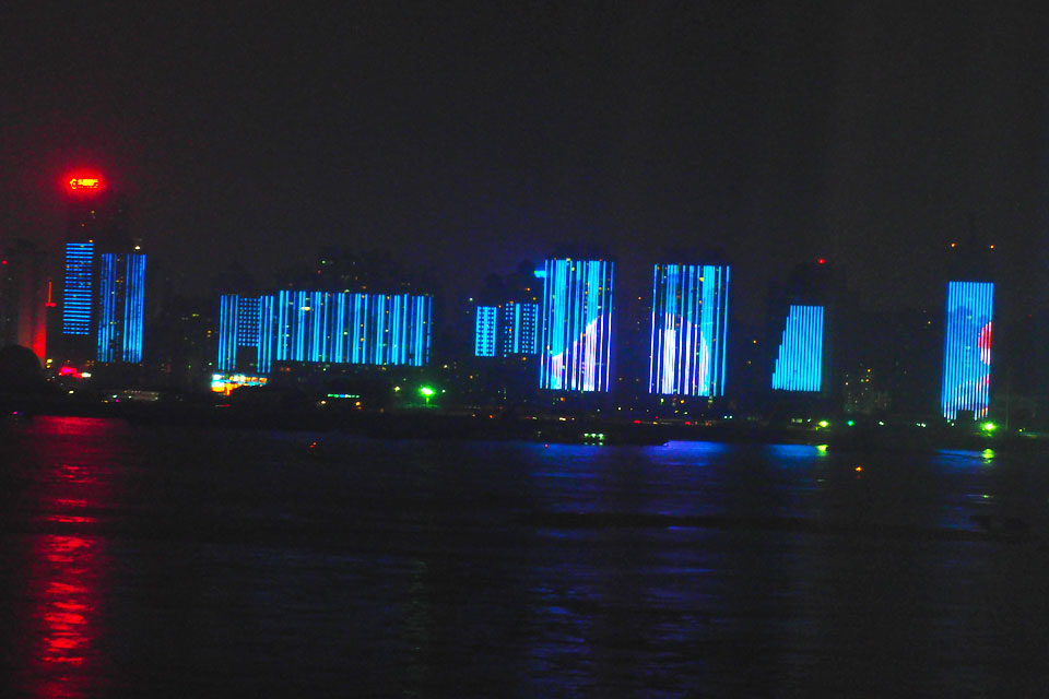 ��ivvi�����ˣ��������ð���ͨ���硱����11��19�������ϲ��ӽ�һ������8���296������ͬʱ����������������һ���ر�ĵƹ���΢��Ӱ