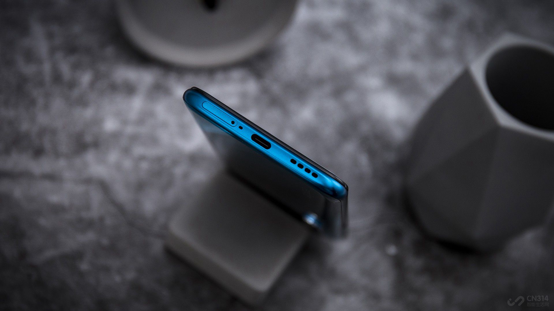 ֵ��һ����ǣ���ǿ��VOOC����4.0ӵ������оƬ���ó����̸��Ӱ�ȫ��ȫ��Ҳ���ܺǻ������������ֹ�����ȣ�����һ������ʱ�������ֻ��Ͳ���о������Ե������ˣ���ر���Ҳ����������εĳ��ѭ������Ч����ʹ�����顢�õ����������������ͷ�۵��鷳�¡�