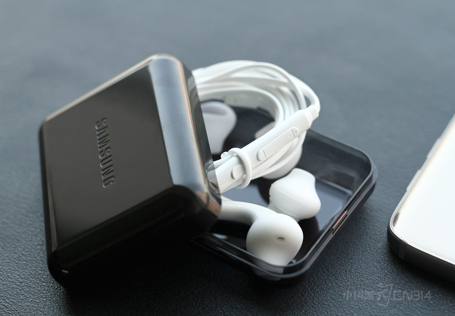 ����Galaxy S7�Ķ���Ϊ���ʽ��ƣ���۶��أ�����һ�㽺�׷ǳ����Ի�����ơ�