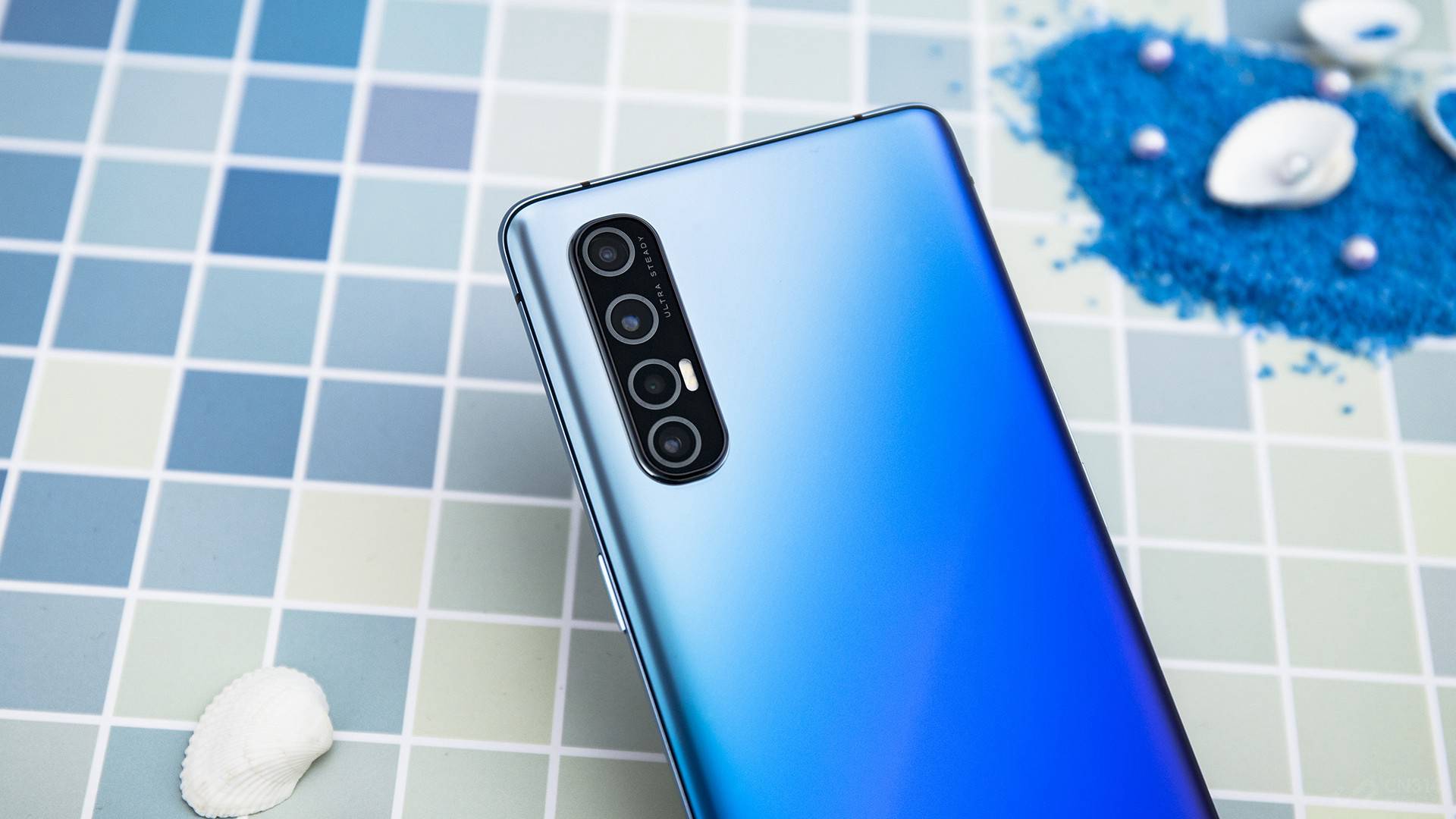 ��������棬OPPO Reno3 Pro���ò���4800�����㣬IMX586��֧��OIS��ѧ������+1300�򣨳�����+800�򣨳���ǣ�115�ȣ�+200�򣨺ڰף�������ϣ�֧��ȫ����ҹ��ģʽ��֧��5����Ϲ�ѧ�佹��2.5cm��΢�����㣬ǰ������� 3200 ����������ͷ����������ճ���������