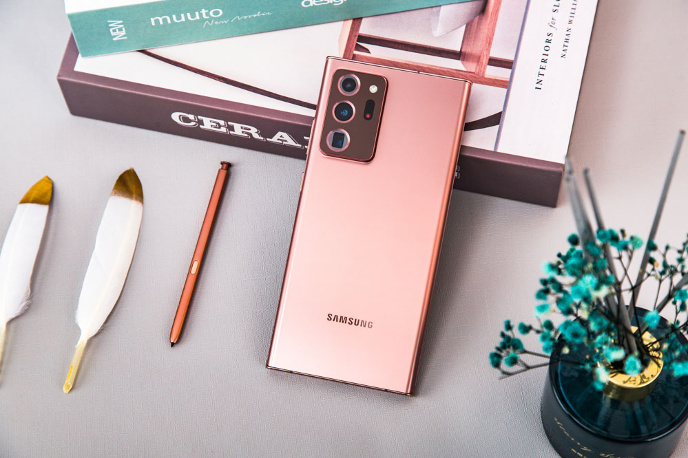 S Pen������Noteϵ�е�����֮һ�����ε�����Note20 Ultra��S Pen���ǰ���ڹ��ܺ����������϶�����������֧��4096��ѹ�к�IP68���������ˮ����д�ӳٵ���9���룬���˵ĸйٶ��ԣ����ʱ����ǲ�����������дʮ��������