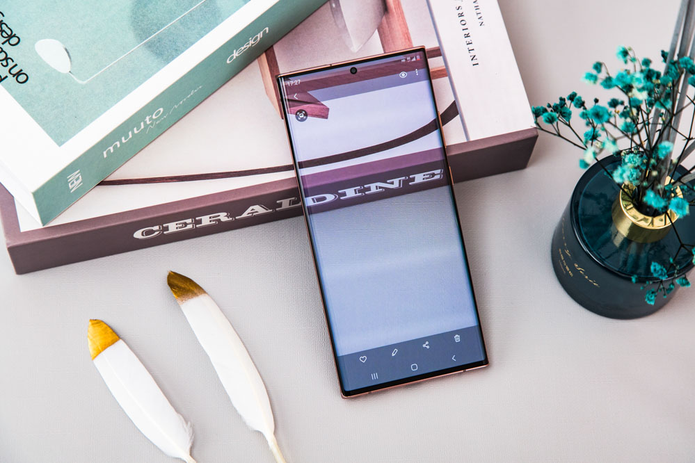 ���⣬���ǵ����Dynamic AMOLED��֧��120Hzˢ���ʣ���Ϊ������LTPO���Ͳ��ϣ�������Ļ����ʾʱ�ܴ�1Hz~120Hz֮�������л������û�����Ϸ����Ҫ��ˢ����ʱ����Ļ�����ܵĵ������120Hz��ˢ���ʣ����û���ʹ��������̬����������Ҫ��ˢʱ����Ļ��ˢ���ʻ����ܵĵ��͡�������ƣ�������������������ϣ����鼫�ѡ�