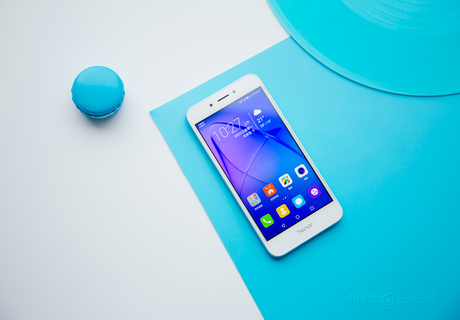 ����6A����һ��5Ӣ�����IPS��Ļ�������������ᱡ�������ͺ�ǵĴ󻡶�Ԫ�أ��ճ��ָм��ѡ�