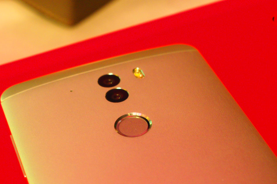 ����ͷ���棬360����ֻ��콢���״���ɫ+�ڰ�ҹ���ǻ�˫����ͷ��˫����ͷ��Ϊ1300�����أ�һ������ͷ����ɫ�ʣ���һ�Ÿ���������ϸ�ں����ȣ�����F1.8���Ȧ���������ﵽ��iPhone 6 Plus��2.5���������ܹ������û��������������顣