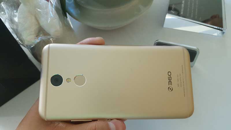 360N4S�����汳��ṹ���봫ͳ����ʽ��������������ͬ��360N4S�������ڽ��������ı���ʹ��CNC���ۣ������������׻��������ϲ��ʣ��Ӷ��γ����ߴ��������Ľ���������������Ӱ�������źţ����ܱ����˴�ͳ��������۲����׶ˣ����ֻ����忴������Ȼһ�塣