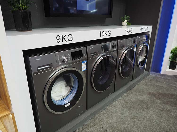 �����˻�չʾ�˶���ȱø��»��������Խ����̨�Ŀռ䣬�����������컹�ǻ����죬���º�ɣ�����������塣