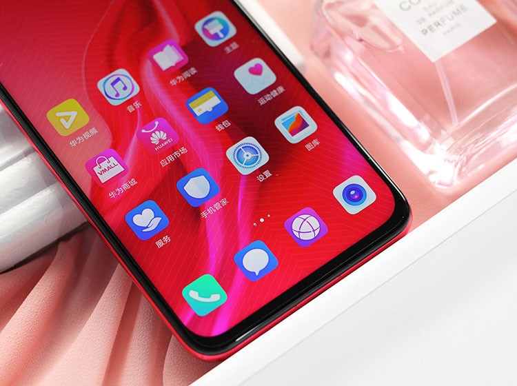 ������Ļ�����˵�ǰ�����Ƚϸߵ�LCD��Ļ��6.4Ӣ���FHD+��Ļ�Լ�19.25:9����Ļ�������Ӿ�Ч����Ϊ���ڡ����˸е���Щ��ϲ���ǣ���ʹ������LCD��Ļ����Ϊnova 4�ı߿�Ҳ��ΪխС��Ҳֻ���������ܴﵽ���µ���ռ�ȡ�