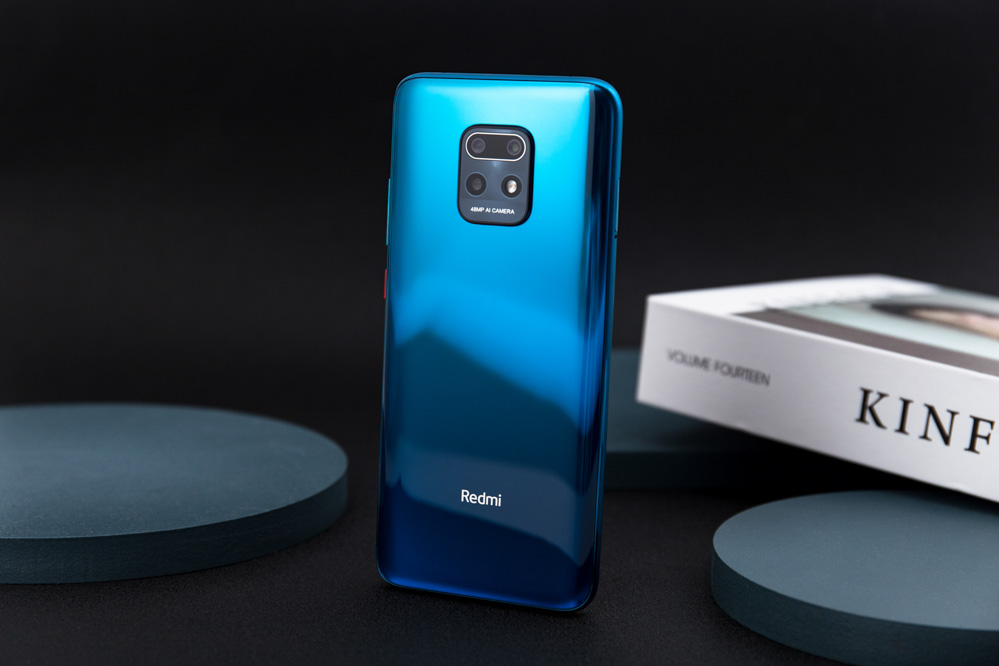 �û���������ͷ����ȫ���׷�����820 �ֳܷ�41�򣬹ٷ���Ϊ���ܱ���Ϊ�и߶���ǿˮ׼������820��CPU��4��A76���+4��A55Ч�ܺ��Ĺ��ɣ�4�Ŵ����Ƶ��Ϊ2.6GHz����Ϊһ����ǰ���Ʋ������̵ķ����ᣬ�������ɴ���ô��������ȼ硱����985����Խ����820���Ŀںš��ţ��⻺�͵������ں���һ��Ϭ�����������������Ʋ������ɣ�