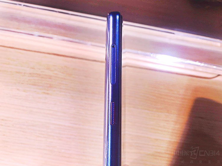 Ŭ����Z18���л���Android 8.1��Nubia UI 6.0ϵͳ������������࣬UI����ϼ��������ϵͳ������������ܵĹ��ܣ�Сţ������һ�����������������֡���֧��30�����ϵĳ���ʶ�𡢿��ٻ��ѺͲ������صĶ��ֹ��ܣ���������绰����Ӧ�á���/��������Wi-Fi������������������Ӧ��App�ȵȣ����û�ʹ���������ӷ��㡣