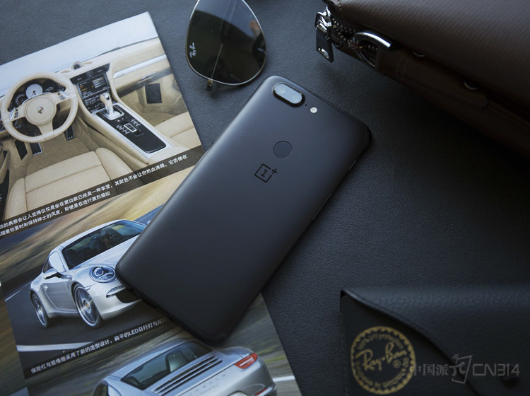 ����ͷӲ�����棬һ���ֻ�5T����IMX398��16MP��1.12��m��+IMX376K��20MP��1.0��m����˫����ϣ���ӵ��˫f/1.7��Ȧ���뵱ǰ����˫�㷽����ͬ���ǣ�����������ͷ��û������֮�֣����Ǹ��ݹ������������л�