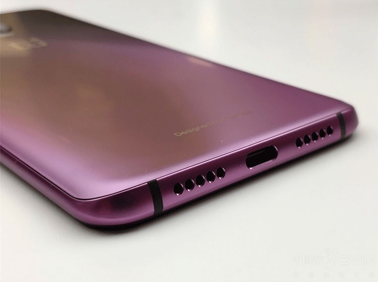 �����ײ�������������USB Type-C�ӿڵȵȣ�������п���νӷǳ�ϸ�£��������һ�۱�֪�������ɫ�������������λá������ĸо������ֳ�Ҳ���ܵ����ǵ�������