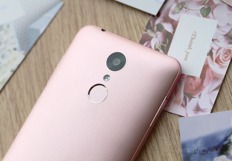 �ڹ����Է��棬360�ֻ�f4�����Ϸ�������ͷʮ�ֵ����ۣ��·���ָ��ʶ��ģ�����ܵĽ���������ȥӦ���ǲ���ֲ��ʣ�����ȥ���ָ�Ҳ�൱�Ĳ����������ڹ��ڷ�����