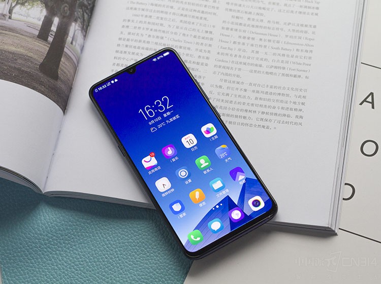 ��������ı仯���Ǵ�����������Ϊˮ��ȫ������ˮ�������Ӿ�Ч�������ǱȽϳ��ʵģ���������ռ����Ҳ�����Ž�һ����������vivoX23������19.5:9Super AMOLEDˮ����,��Ļ��СΪ6.41Ӣ�磬�ֱ���Ϊ2340*1080��