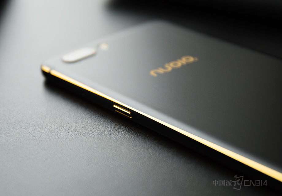 �ڽ����������ĥ�Ľ�ɫ�бߣ�Ϊ�ֻ�������·�����˻����㾦�����á���������ɢ����Ũ��ĳ������ʡ��ڵƹ�������£�����ɢ�������еĽ�ɫ��ԡ�